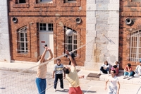 Volley ball dans la cour du fort.